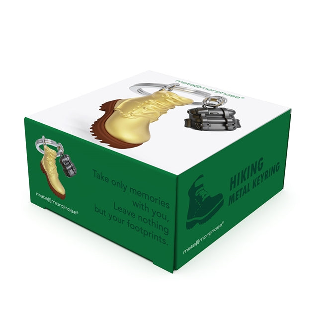 Metalmorphose.lt metalinis raktų pakabukas ŽYGEIVIO ŽINGSNIAI. Auksinis žygio batas ir juoda kuprinė, 3D hiking miniatiūra. Premium cinko lydinys, nerūdijančio plieno žiedas. Pakabukas iš KELIONIŲ PASAULIS kolekcijos.